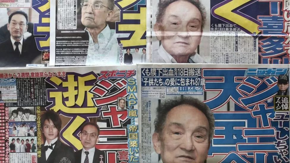 죠니 키타가와: J-pop 탤런트 에이전시 사장, 학대 사건으로 인해 사임하도록 요구 받다. An image of newspapers about the abuse cases of Johnny Kitagawa