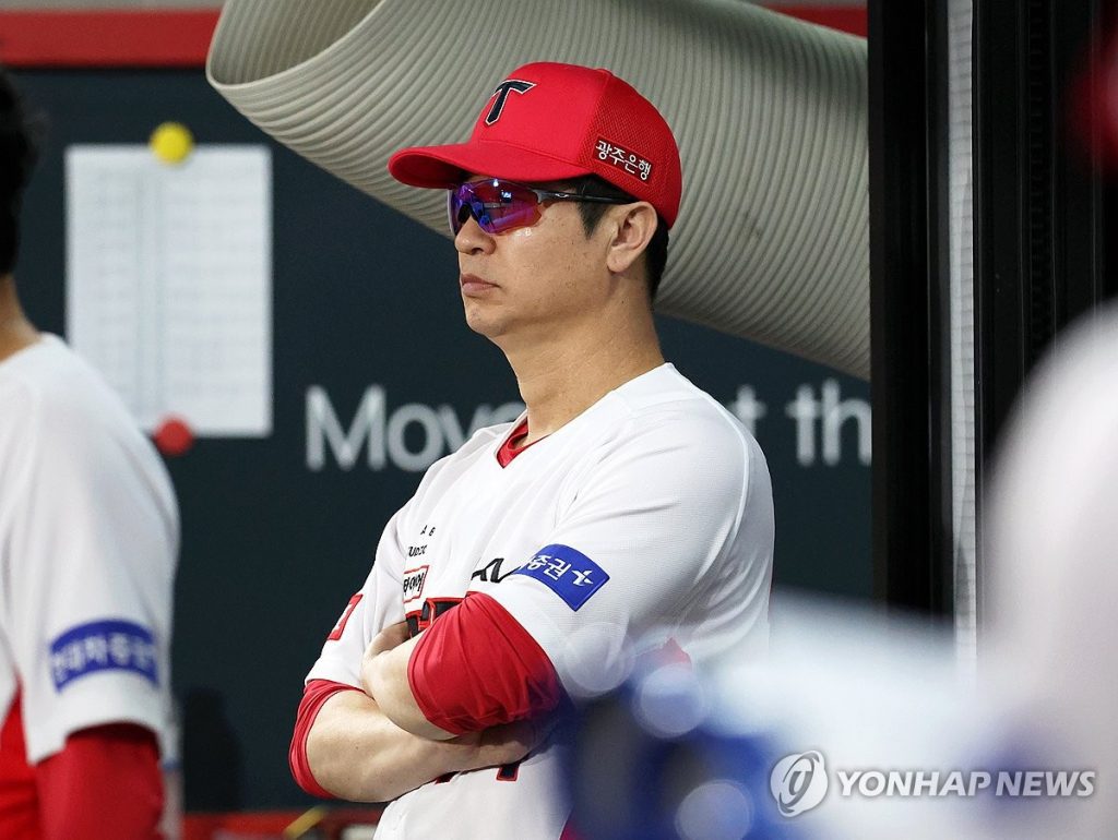 KBO 클럽 기아 타이거즈는 형사 조사로 인해 감독을 정지합니다