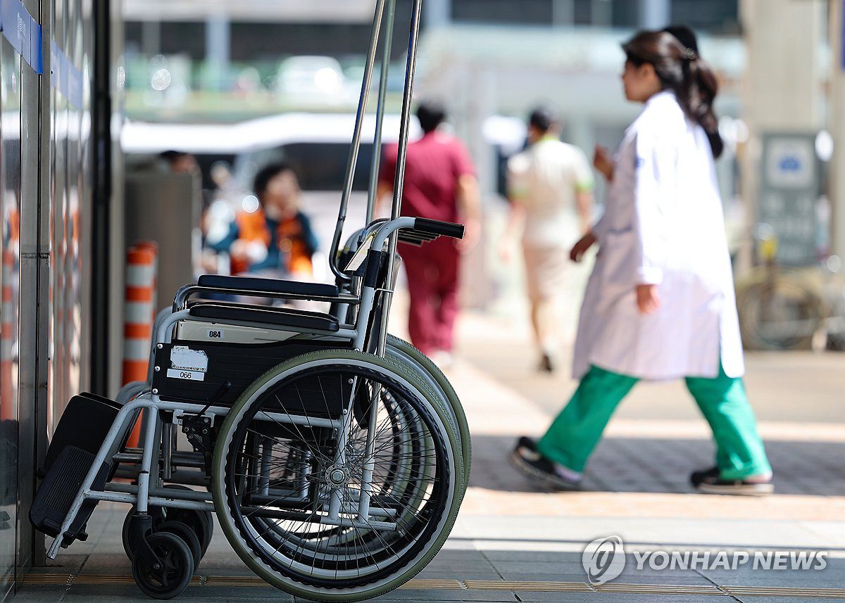 의사들의 지속적인 파업에 따라 의학 교수들이 휴가를 내기로 결정했습니다